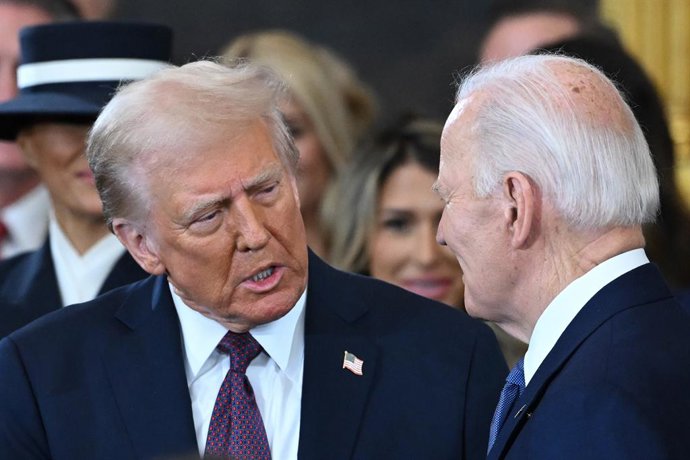 Archivo - 20 de janeiro de 2025, Washington, Distrito de Columbia, EUA: O presidente dos EUA, Joe Biden, observa a chegada do presidente eleito dos EUA, Donald Trump, durante a cerimônia de posse, antes de Trump ser empossado como o 47º presidente dos EUA