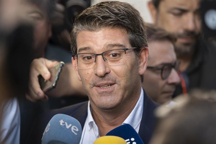 Archivo - El expresidente de la Diputación de Valencia con el PSPV y actual alcalde de Ontinyent por La Vall ens Uneix, Jorge Rodríguez, ofrece declaraciones a los medios