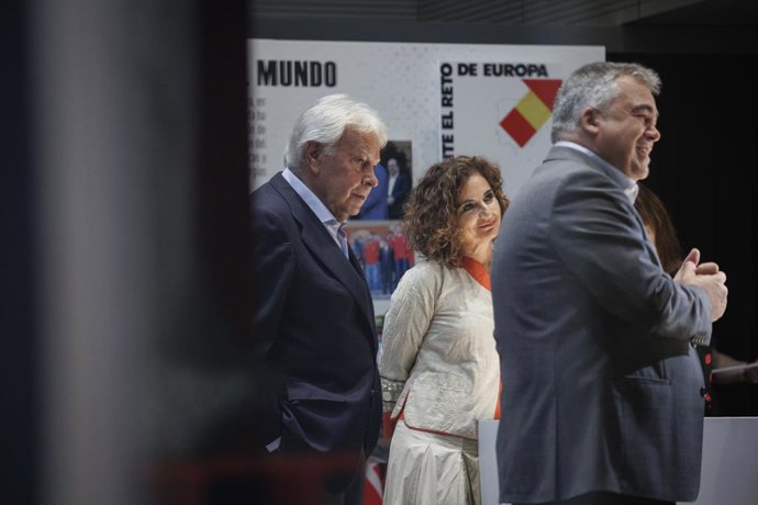 Archivo - Arquivo - (E-D) O ex-primeiro-ministro Felipe González; a ministra da Fazenda, María Jesús Monterto, e o secretário de organização do Partido Socialista, Santos Cerdán, durante a inauguração da exposição '40 anos de democracia, 40 anos de
