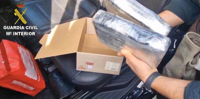 Dos placas de cocaína encontradas en el vehículo dentro de una caja de zapatos.