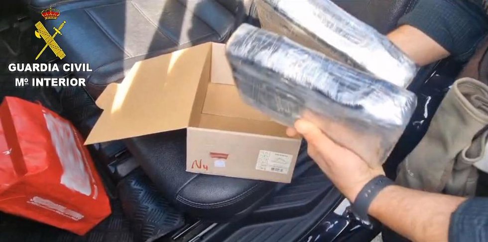 Dos placas de cocaína encontradas en el vehículo dentro de una caja de zapatos.