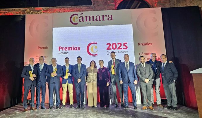 Cano destaca la "fortaleza" del tejido empresarial de Alcoi (Alicante) en los premios de la Cámara de Comercio.