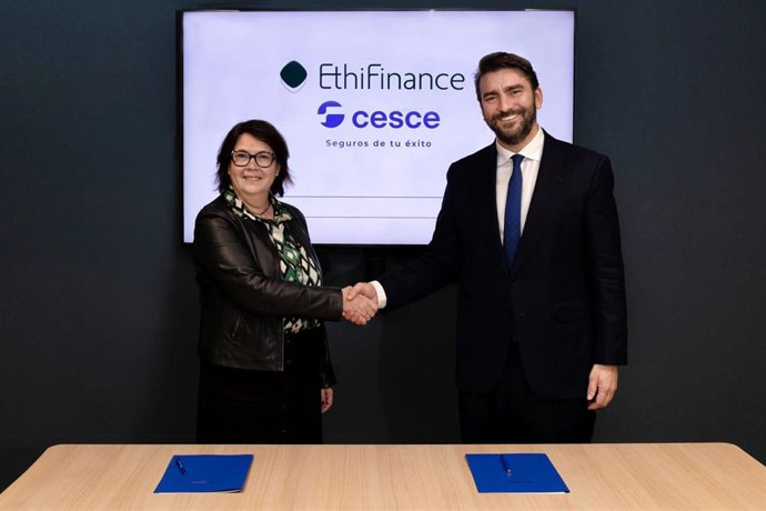 Firma del convenio entre Cesce y EthiFinance