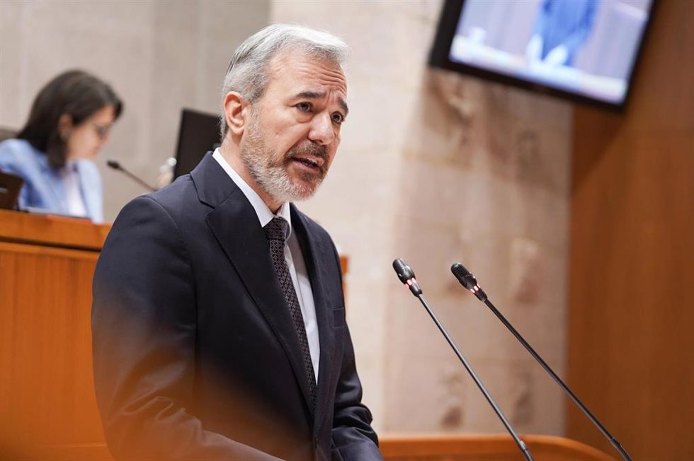 El presidente del Gobierno de Aragón, Jorge Azcón, interviene ante el Pleno de las Cortes.