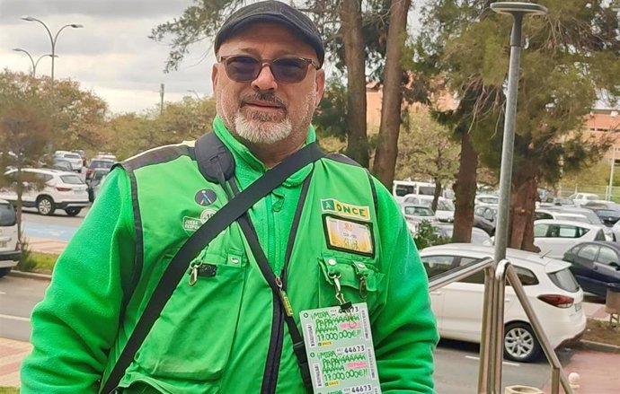David Cid, vendedor de la ONCE desde hace seis años, vendió diez cupones premiados con 35.000 euros cada uno repartiendo así 350.000 euros junto a la tienda de Ilunion del Hospital Clínico Virgen de la Victoria de Málaga