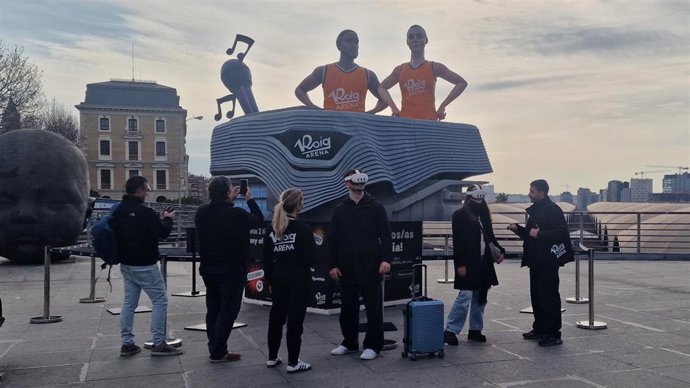 El Roig Arena --el futuro recinto multiusos de València impulsado por Juan Roig-- ha instalado un monumento que reproduce su arquitectura exterior en la entrada de la Estación de Atocha de Madrid.