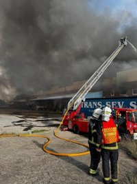 Perimetrado y casi controlado el gran incendio toneladas de ropa de una nave en el polígono Cobo Calleja