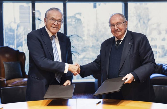 El presidente de CriteriaCaixa, Isidro Fainé, y el presidente de la Cámara de Comercio de España, José Luis Bonet, firman el acuerdo entre ambas compañías para desplegar el "Plan 100 Empresas".