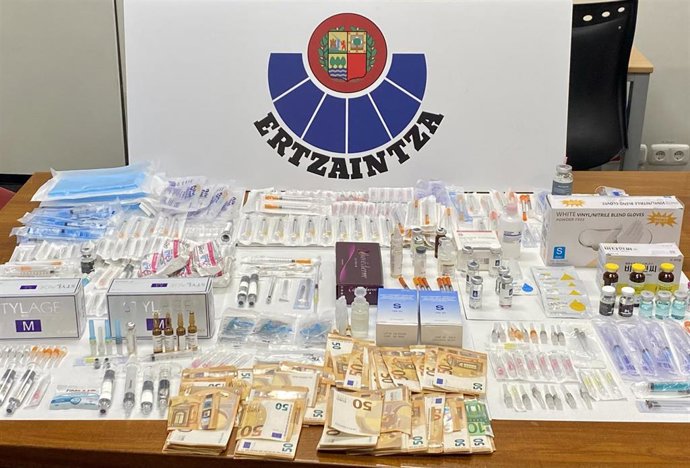 Productos y dinero incautados en el registro.