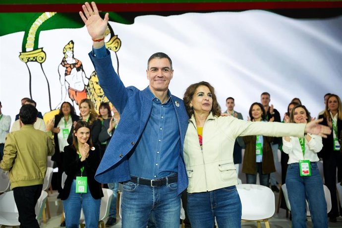 El secretario general del PSOE y presidente del Gobierno, Pedro Sánchez, junto a la secretaria general del PSOE-A, María Jesús Montero, clausuran el XV Congreso Regional del PSOE de Andalucía. A 23 de febrero de 2025 en Granada, Andalucía (España). 