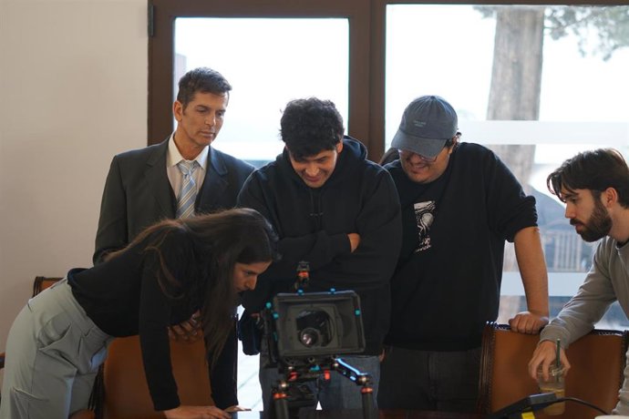 Juan Antonio Chavero (2º dcha.), durante el rodaje de 'La luz' en el Palacio de Congresos de Córdoba.
