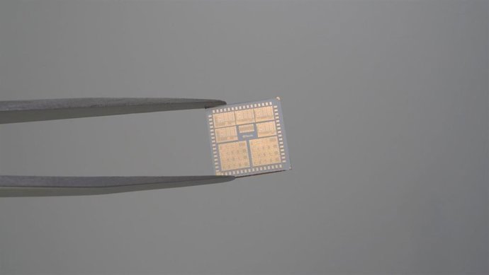 Circuito integrado fabricado sobre materiales orgánicos y funcionales desarrollado por FlexiiC. /