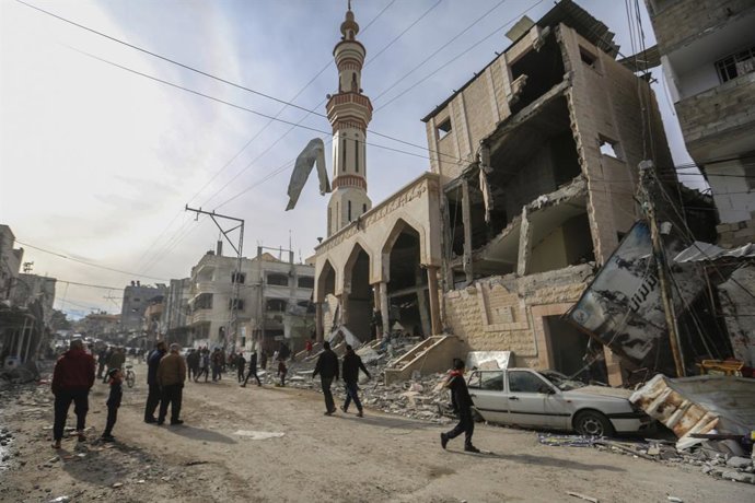 Archivo - Arquivo - Palestinos em frente à Mesquita Al Huda, em Rafah (sul), danificada pelos ataques do exército israelense na Faixa de Gaza (arquivo)