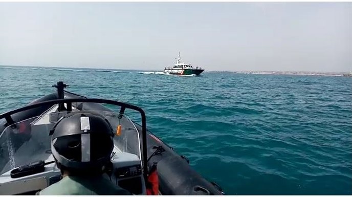 Archivo - El Servicio Marítimo de la Guardia Civil realiza una búsqueda de cuerpos en el mar en una imagen de archivo. 