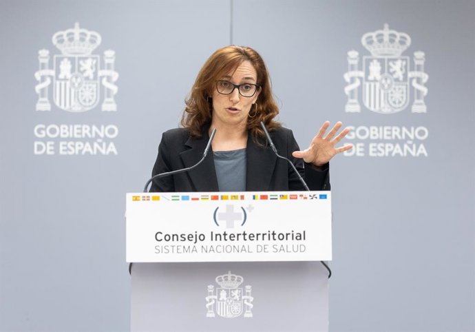 A Ministra da Saúde, Mónica García, durante uma coletiva de imprensa após a reunião plenária do CISNS, no Salão Multiuso do Ministério da Saúde, em 14 de fevereiro de 2025, em Madri (Espanha).