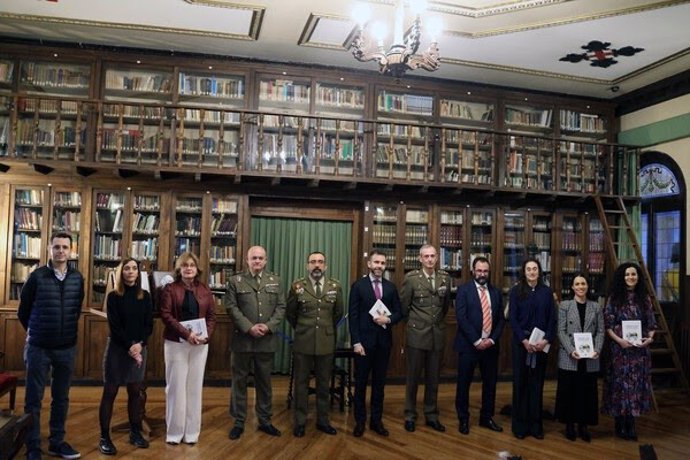 Foto de familia con los autores y otros participantes en el acto de presentación del libro.