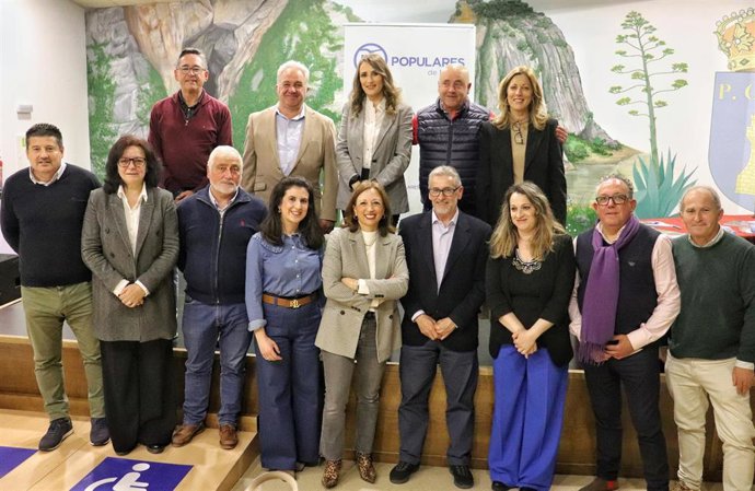 La presidenta del PP de Málaga, Patricia Navarro, junto al alcalde de Montejaque, Diego Sánchez, y su equipo de gobierno, y el vicesecretario, Francisco Oblaré, y los diputados autonómico y provincial Daniel Castilla y María Carmen Martínez