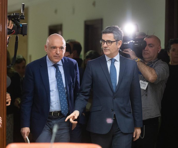 O Secretário de Estado do PSOE para Relações com os Tribunais e Assuntos Constitucionais, Rafael Simancas (à esquerda) e o Ministro da Presidência, Justiça e Relações com os Tribunais, Félix Bolaños (à direita), em sua chegada à Comissão Constitucional, n