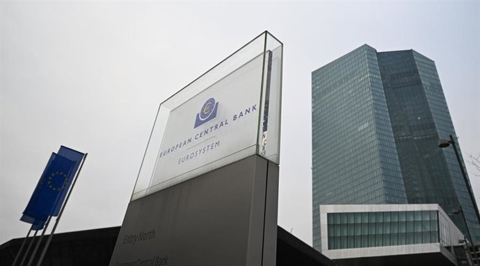 Archivo - 12 December 2024, Hesse, Frankfurt_Main: A stele with the inscription "European Central Bank - Eurosystem" stands in front of the European Central Bank (ECB) in the east of Frankfurt. Photo: Arne Dedert/dpa