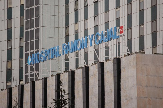 Archivo - Arquivo - Fachada do Hospital Ramón y Cajal, em 4 de janeiro de 2024, em Madri (Espanha). Na última semana de 2023 e na primeira semana de 2024, o número de casos de gripe e Covid na Espanha disparou, coincidindo com o vírus sincicial respiratór