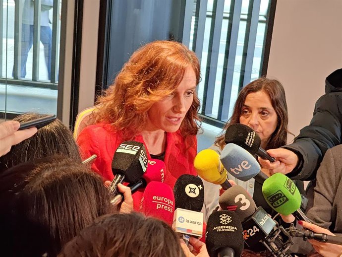 La Ministra de Sanitat, Mónica García, davant de la premsa este divendres.