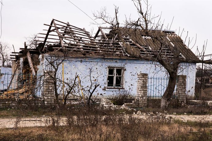 Archivo - Arquivo - Imagem de arquivo de uma casa destruída em Kherson, Ucrânia