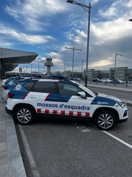 Coche de los Mossos d'Esquadra en el Aeropuerto del Prat (Barcelona)