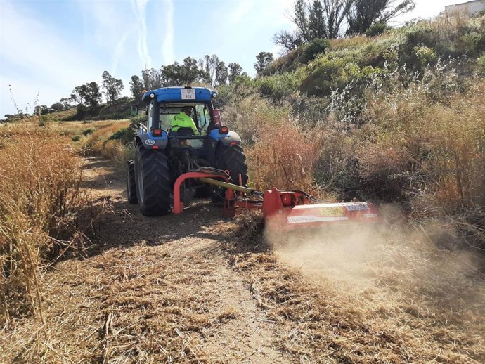 Imagen de la campaña de limpieza de los solares públicos de Huelva.