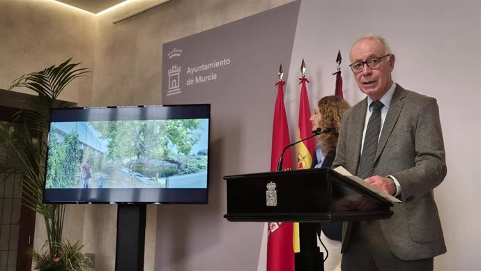 El concejal de Planificación Urbanística, Huerta y Medio Ambiente, Antonio Navarro, en una rueda de prensa