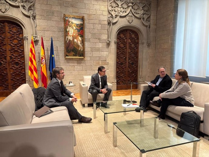El president de la Generalitat, Salvador Illa, i el conseller de Política Lingüística, Francesc Xavier Vila, amb el president d'Òmnium Cultural, Xavier Antich, i la vicepresidenta de l'entitat, Marina Gay
