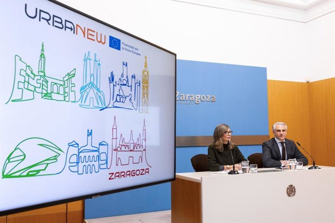 La consejera municipal de Políticas Sociales, Marian Orós, y el concejal delegado de Vivienda,  José Miguel Rodrigo, este viernes en la sala de prensa del Ayuntamiento de Zaragoza, donde han presentado el proyecto 'Urbanew'.