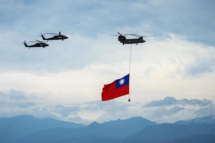Archivo - Imagen de archivo de varios helicópteros del Ejército de Taiwán con una bandera. 