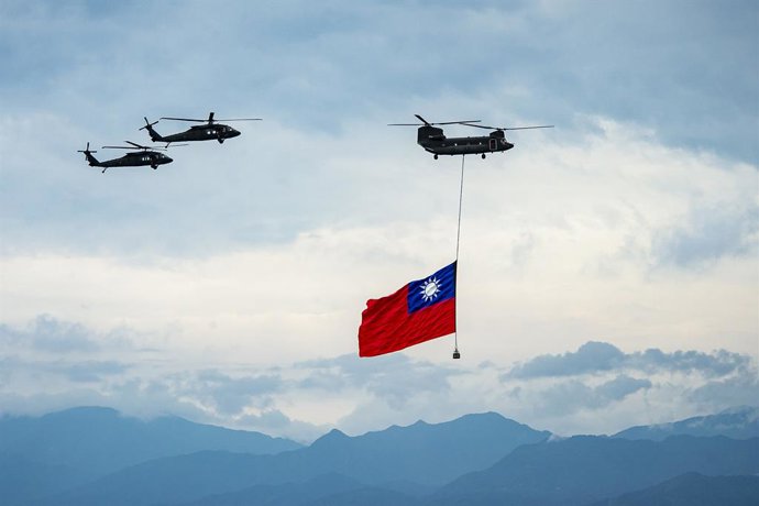 Archivo - Arquivo - Imagem de arquivo de vários helicópteros do Exército de Taiwan com uma bandeira.