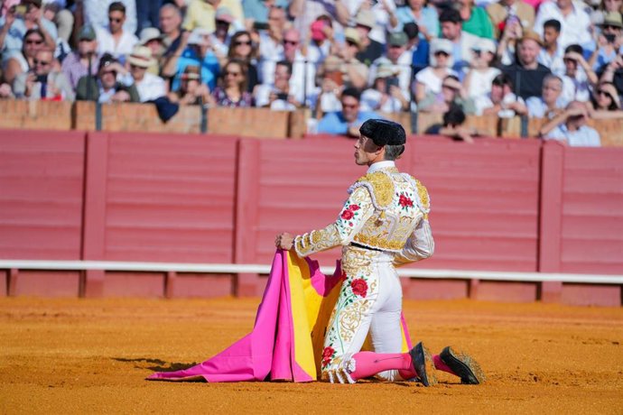 Archivo - Imagen de archivo del torero Manuel Escribano, durante la faena en la Maestranza, a 21 de abril de 2024, en Sevilla, Andalucía (España). 