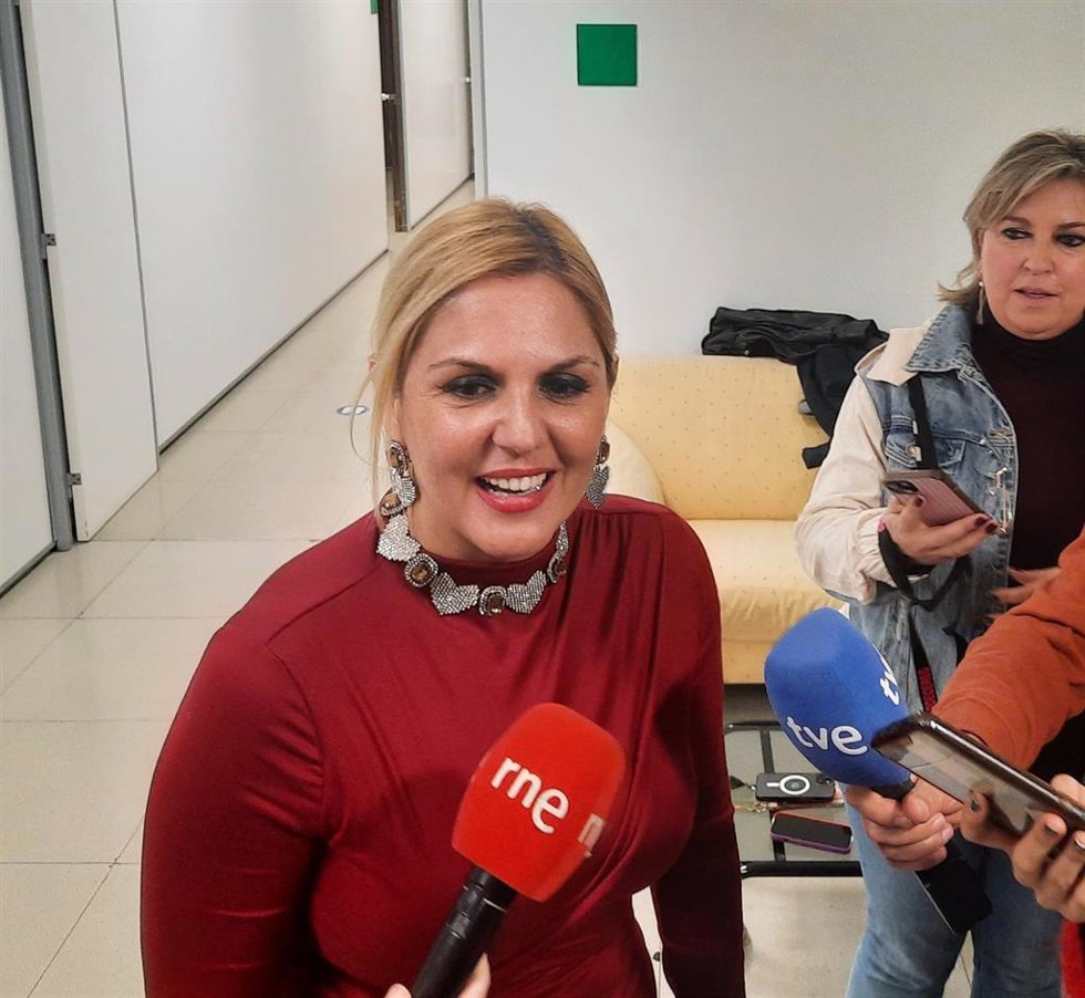 La consejera de Hacienda, Elena Manzano, en declaraciones a los medios tras la firma con los sindicatos del protocolo de prevención del acoso sexual y por razón de sexo de la Junta de Extremadura