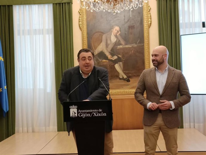 El concejal de Tráfico, Movilidad y Transporte Público de Gijón, Pelayo Barcia, en rueda de prensa en el Consistorio gijonés, acompañado del portavoz del Gobierno local, Jesús Martínez Salvador.