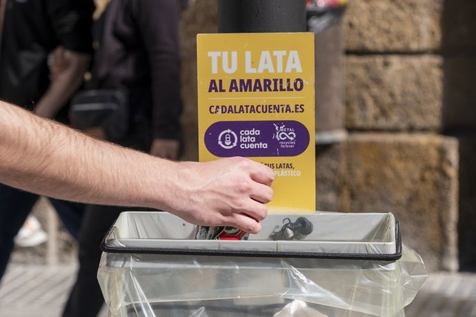 Imagen de la campaña de la Fundación 'Cada Lata Cuenta' y el Ayuntamiento de Cádiz.