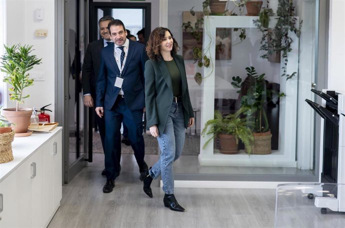 El gerente de la Agencia Logística, Eduardo San Román (i) y la presidenta de la Comunidad de Madrid, Isabel Díaz Ayuso, a su llegada a la presentación de la nueva Agencia Logística de la región