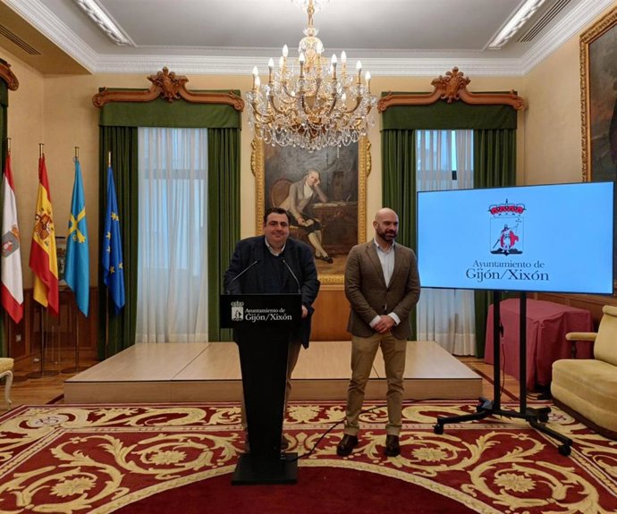 El concejal de Tráfico, Movilidad y Transporte Público de Gijón, Pelayo Barcia, rueda de prensa en el Consistorio gijonés, junto al portavoz del Gobierno local, Jesús Martínez Salvador.