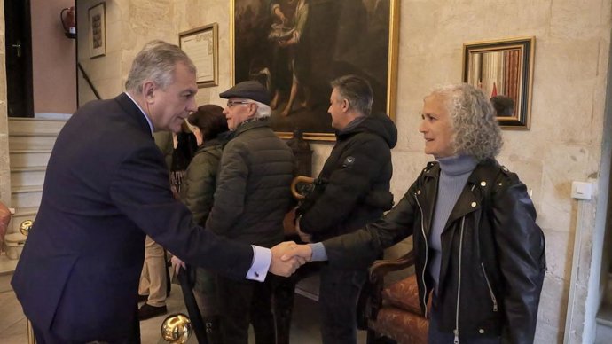Imagen del alcalde de Sevilla, José Luis Sanz, recibiendo la visita de los sevillanos al Ayuntamiento.