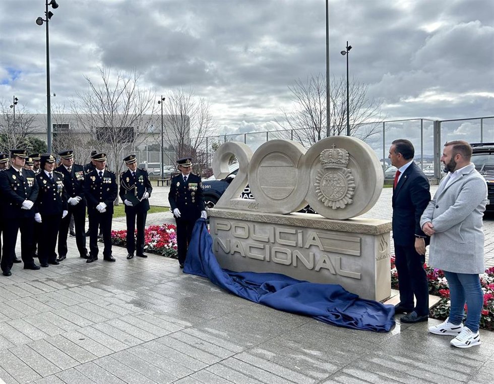 Escultura del 200 aniversario de la Policía Nacional.