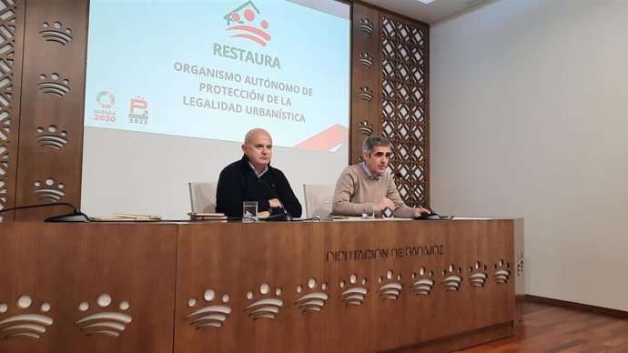 El diputado de Infraestructuras, Movilidad y Ordenación del Territorio y vicepresidente de Restaura, de Diputación de Badajoz, Abel González, presenta los proyectos de este departamento