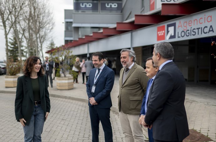 (I-D) La presidenta de la Comunidad de Madrid, Isabel Díaz Ayuso; el gerente de la Agencia Logística, Eduardo San Román; el presidente de la Cámara de Comercio de Madrid, Ángel Asensio; el consejero de Transportes de la Comunidad de Madrid, Jorge 