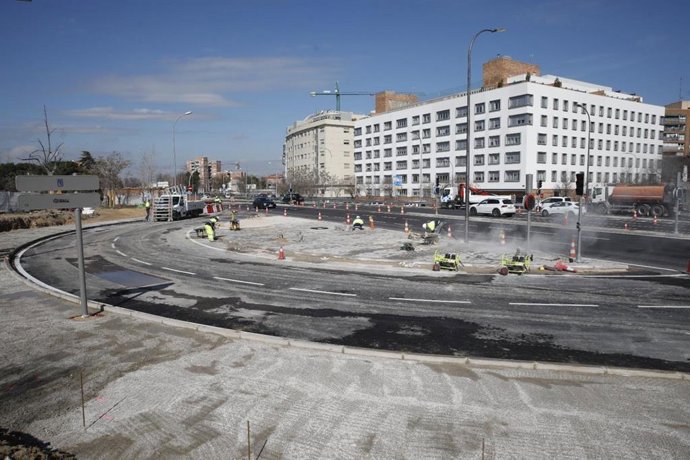 Una glorieta semaforizada, ya permanente, estará operativa desde este sábado para acceder al futuro Paseo del Suroeste