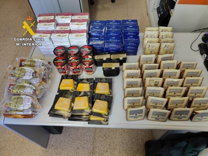 Dos detenidos por robar productos 'gourmet' valorados en 1.700 euros en un supermercado de Calp (Alicante).
