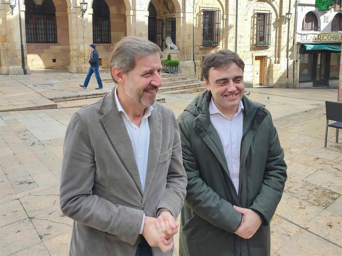 Los concejales socialistas en Oviedo Carlos Fernández Llaneza y Javier Ballina