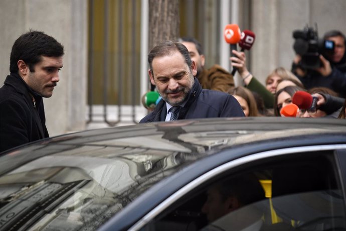 El ex ministro de Transportes José Luis Ábalos (c) sale de declarar al Tribunal Supremo, a 20 de febrero de 2025, en Madrid (España). Ábalos está citado para que declare como imputado en el Tribunal Supremo (TS) por la presunta adjudicación de contratos p