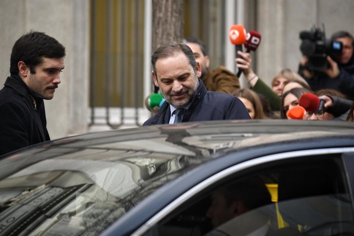 O ex-ministro dos Transportes José Luis Ábalos (c) deixa a Suprema Corte em 20 de fevereiro de 2025 em Madri (Espanha). Ábalos foi intimado a depor como réu no Supremo Tribunal (TS) pela suposta concessão de contratos para o setor de transportes.
