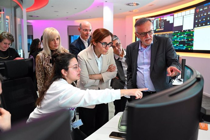 La ministra de Sanidad, Mónica García, visita el Hospital Sant Joan de Déu de Barcelona acompañada por el director general del Hospital , Manel del Castillo, y la consejera catalana de Salud, Olga Pané.