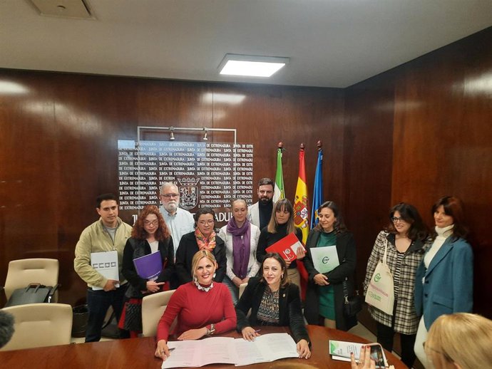 Junta de Extremadura y sindicatos firman el protocolo de prevención del acoso sexual y del acoso por razón de sexo de la Administración regional